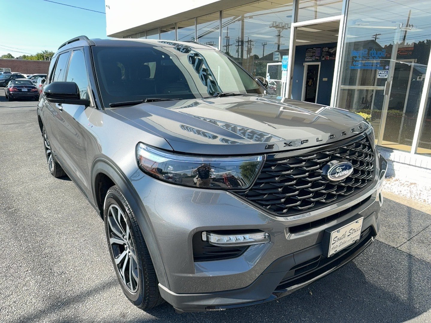 Used 2023 Ford Explorer ST-Line AWD/4WD image 2