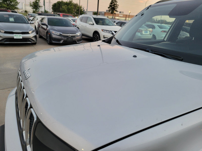 Used 2019 Jeep Renegade Latitude w/ Cold Weather Group AWD/4WD image 12