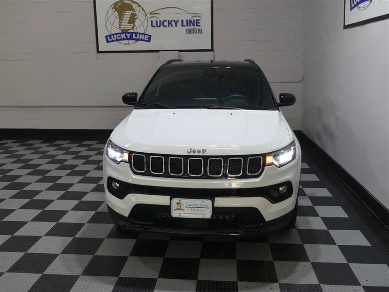 Used 2023 Jeep Compass Limited AWD/4WD image 3