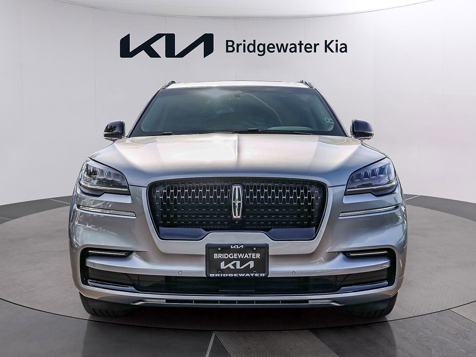 Used 2023 Lincoln Aviator Reserve w/ Jet Package AWD/4WD image 2