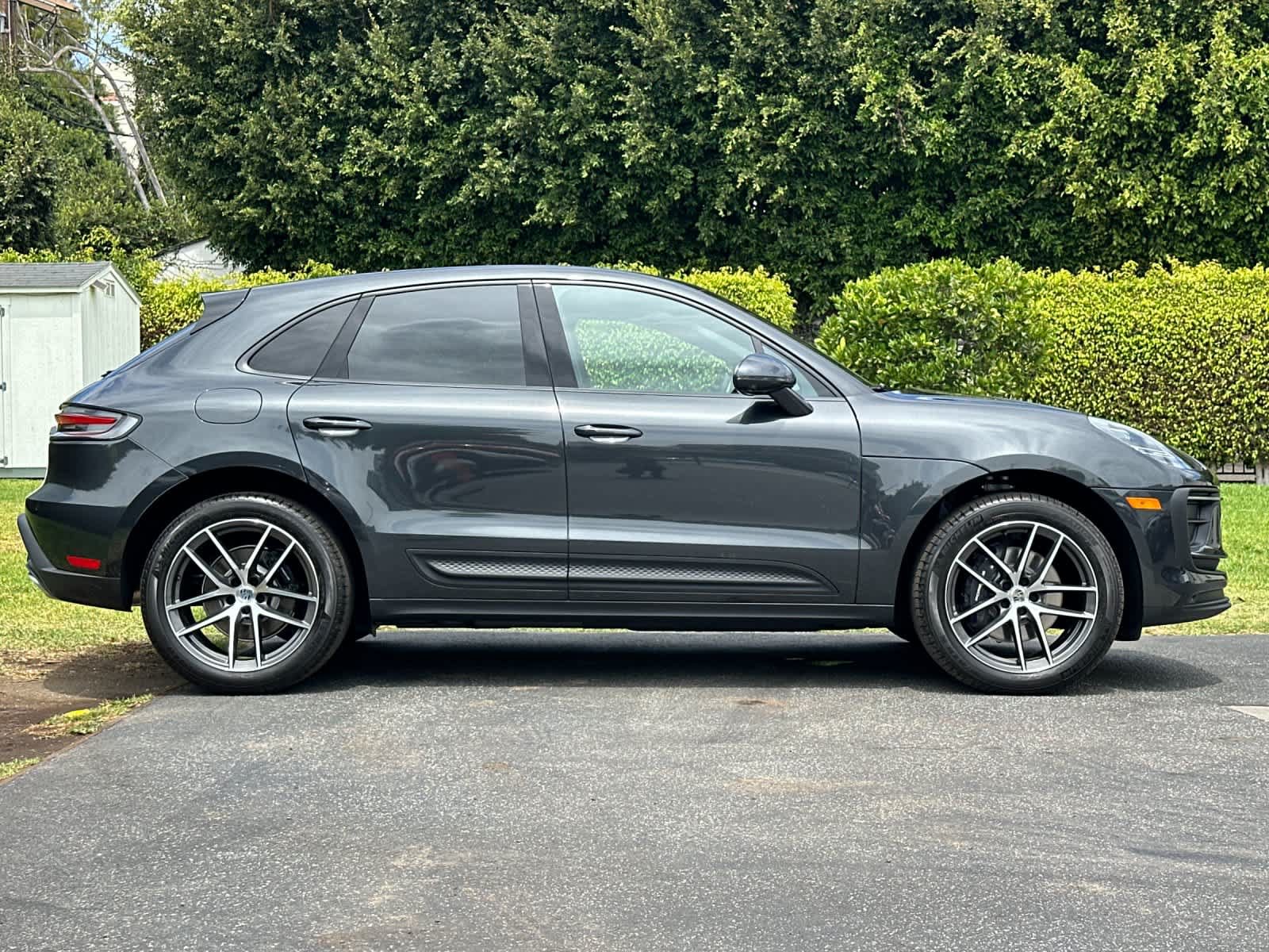 Certified 2025 Porsche Macan AWD/4WD image 9