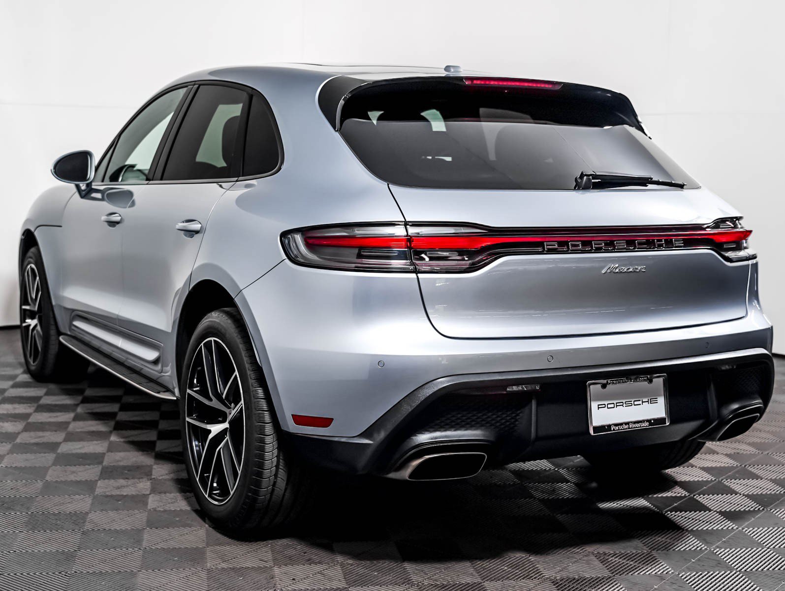 Certified 2023 Porsche Macan AWD/4WD image 3