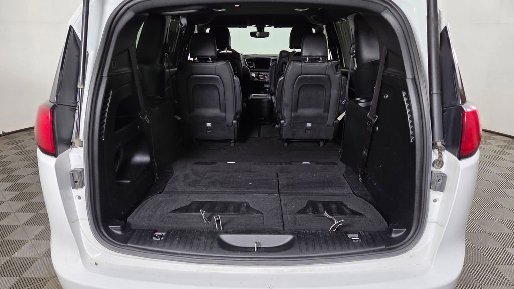 Used 2018 Chrysler Pacifica Touring-L Plus w/ S Appearance Package FWD image 11