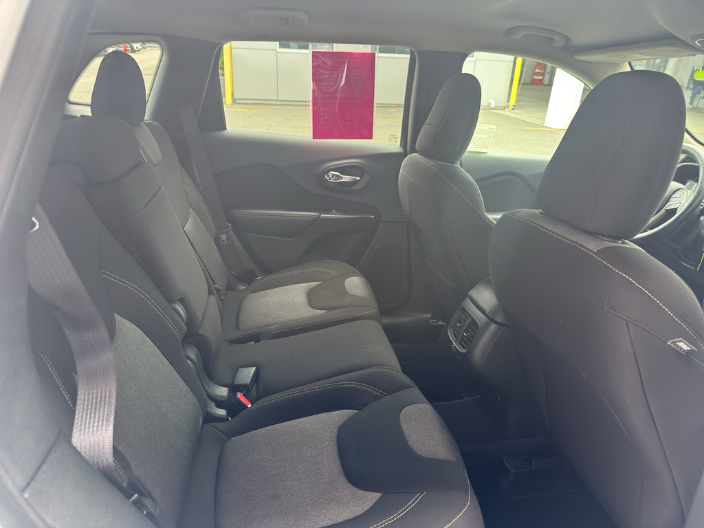 Used 2016 Jeep Cherokee Sport AWD/4WD image 15