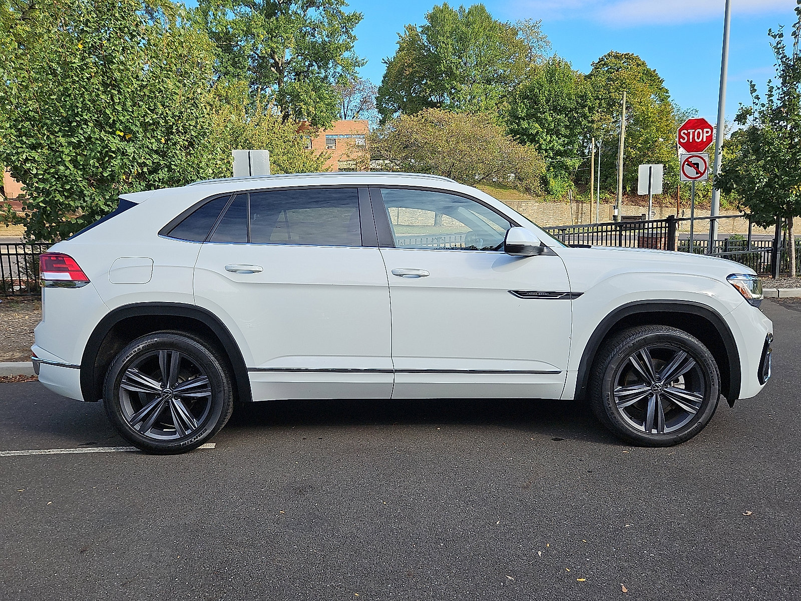 Used 2021 Volkswagen Atlas Cross Sport SE image 7