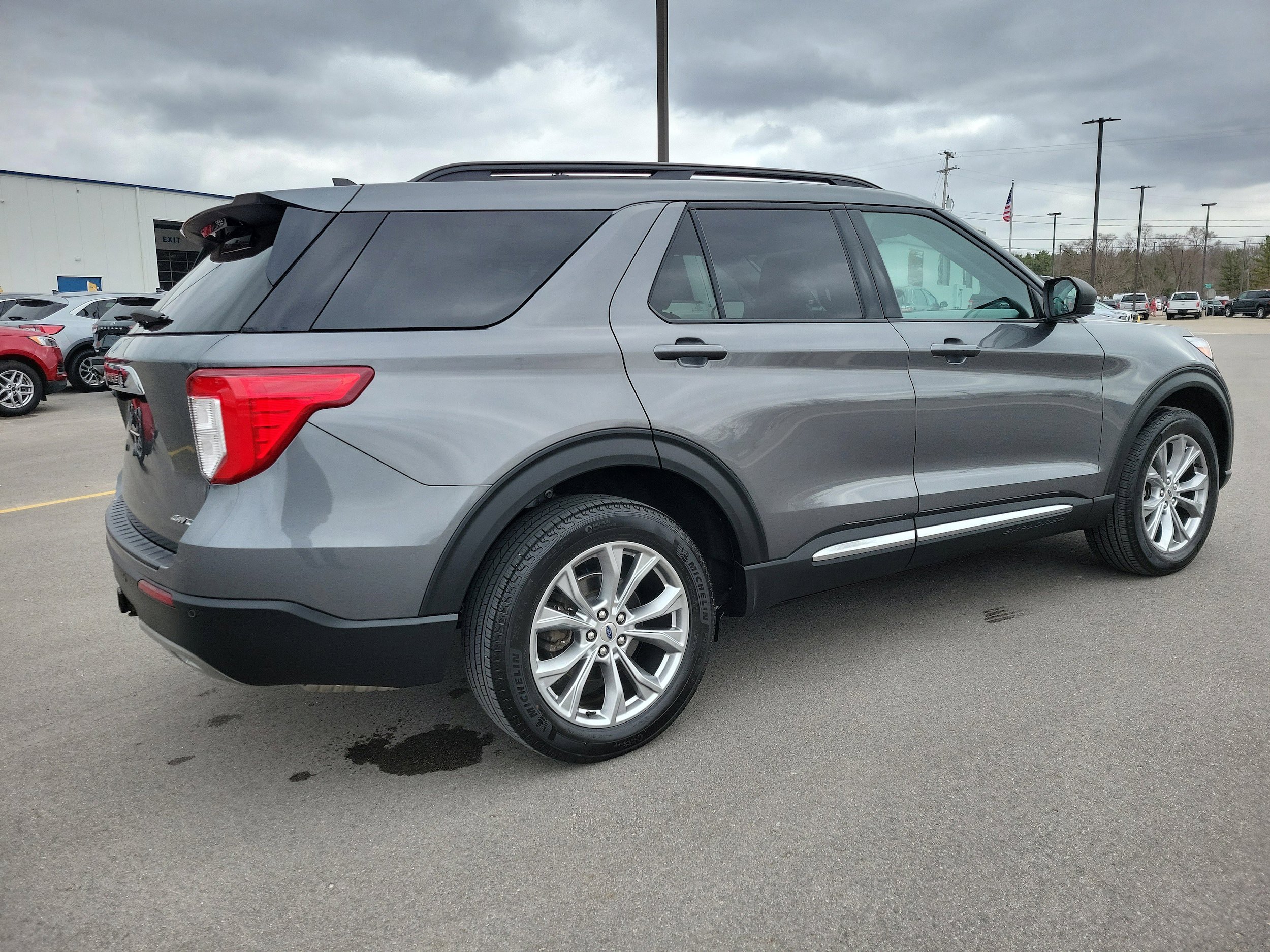 Used 2023 Ford Explorer XLT w/ Equipment Group 202A AWD/4WD image 4