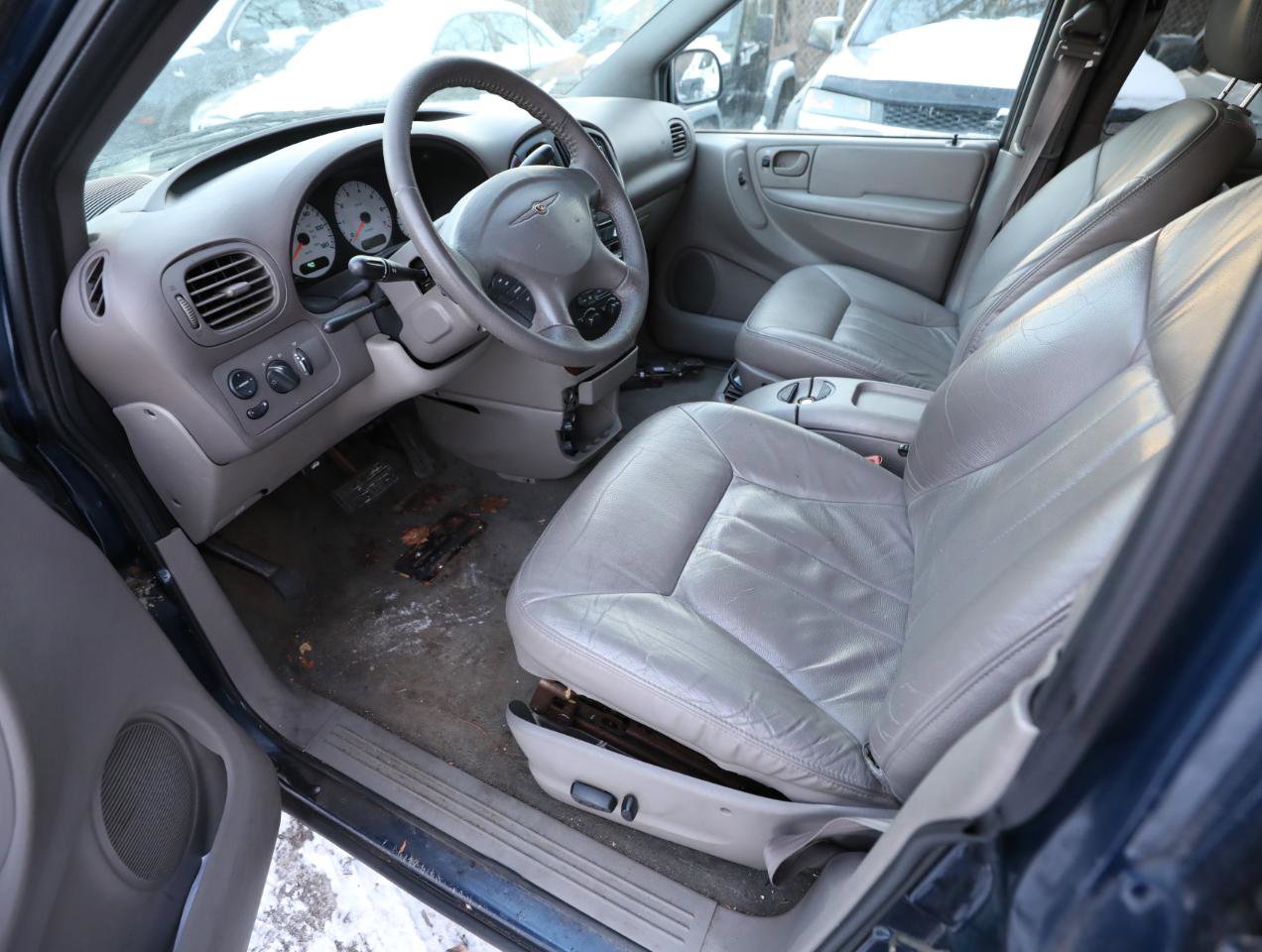 Used 2002 Chrysler Town & Country EX image 16