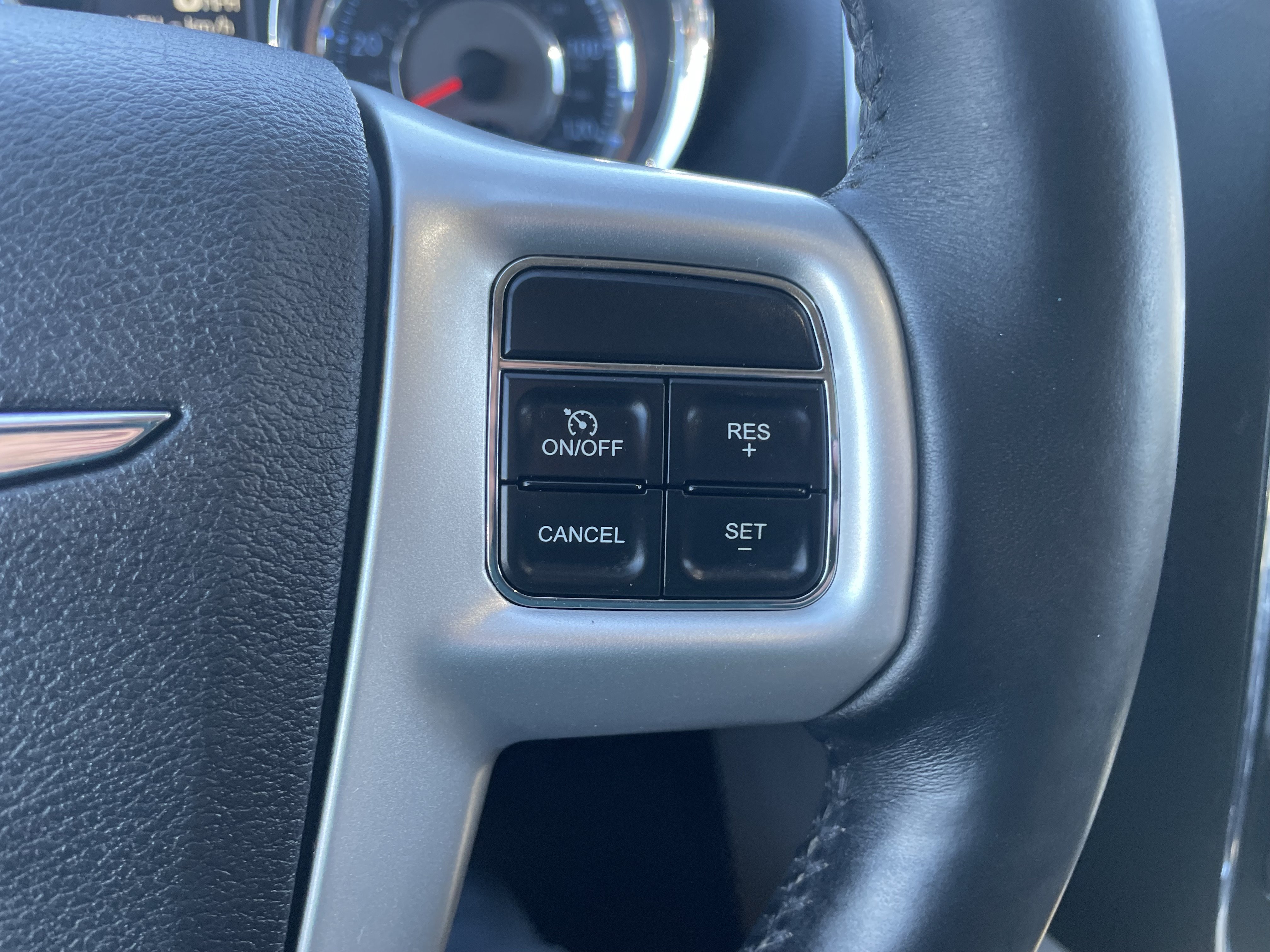Used 2015 Chrysler Town & Country Touring-L w/ Driver Convenience Group FWD image 2