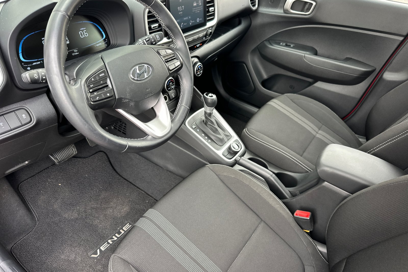 Used 2023 Hyundai Venue SEL FWD image 9