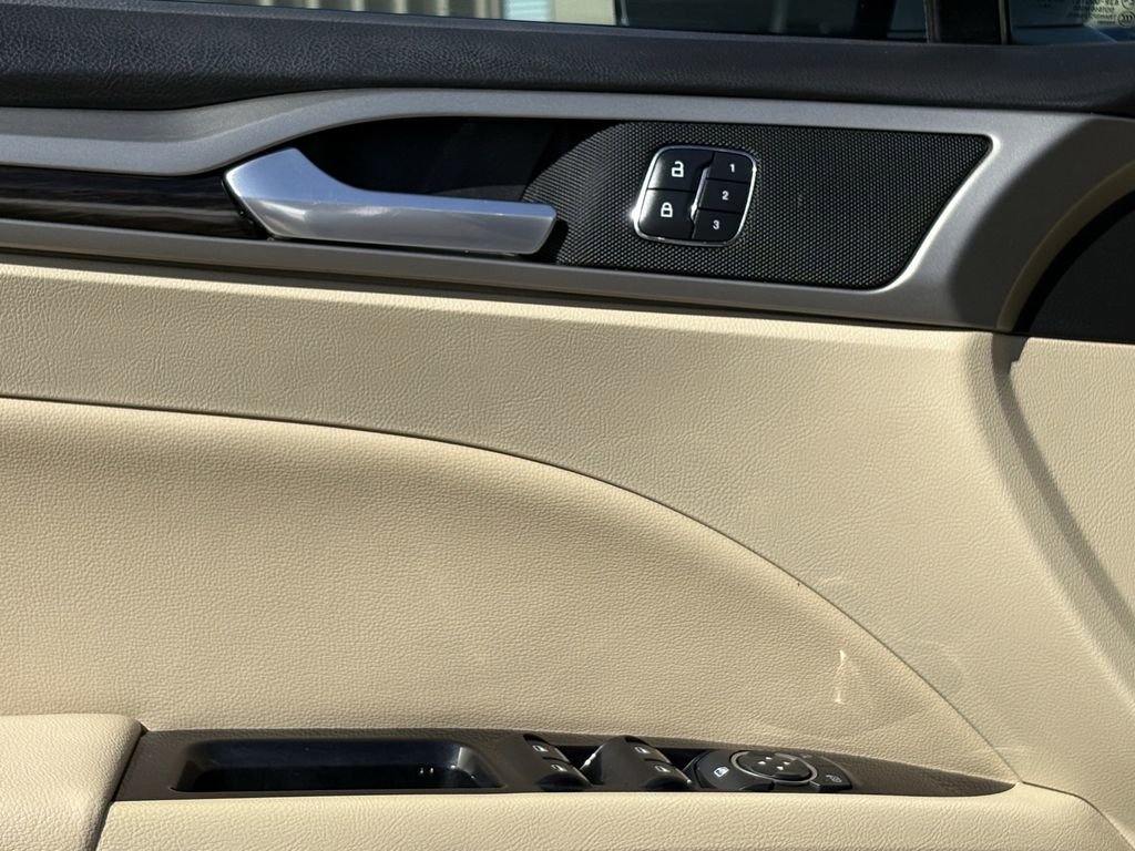 Used 2015 Ford Fusion SE w/ Equipment Group 202A image 11