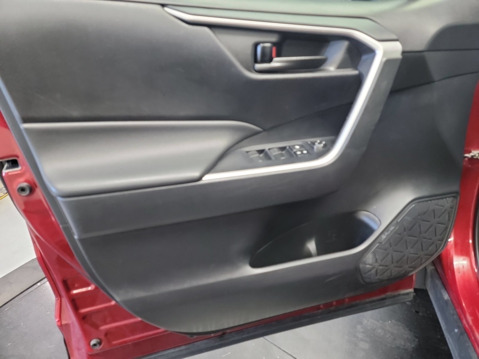 Used 2021 Toyota RAV4 LE AWD/4WD image 13