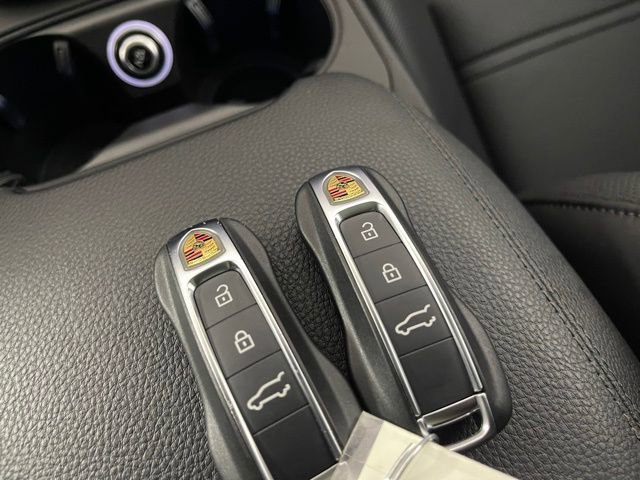 Used 2025 Porsche Cayenne image 45