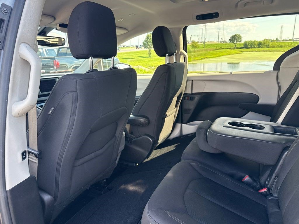 Used 2019 Chrysler Pacifica Touring Plus w/ Tire & Wheel Group FWD image 15