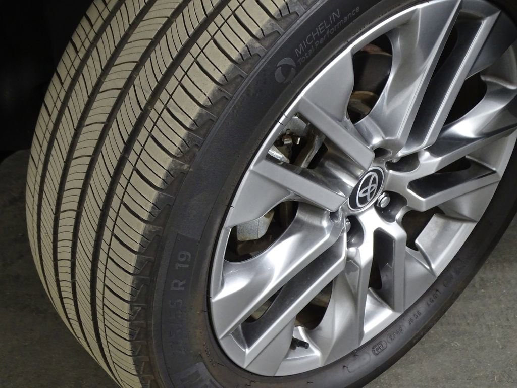 Used 2022 Toyota RAV4 XLE Premium image 41