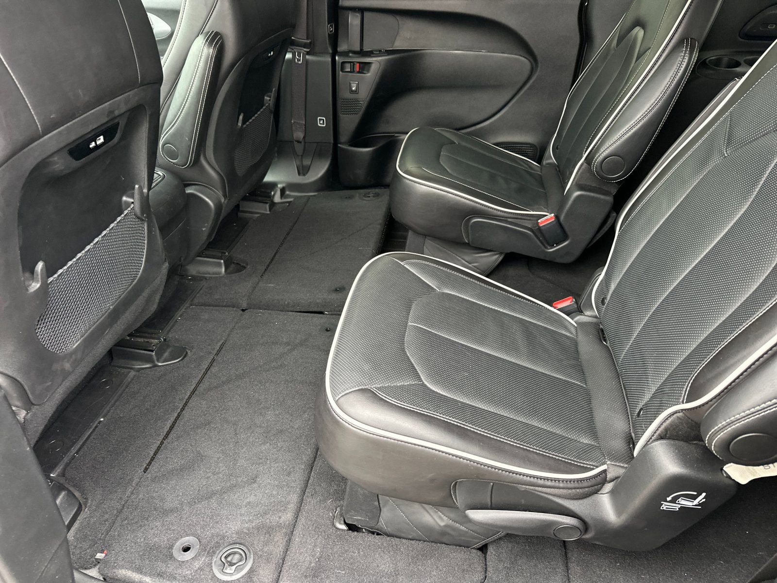 Used 2026 Chrysler Pacifica Limited image 11