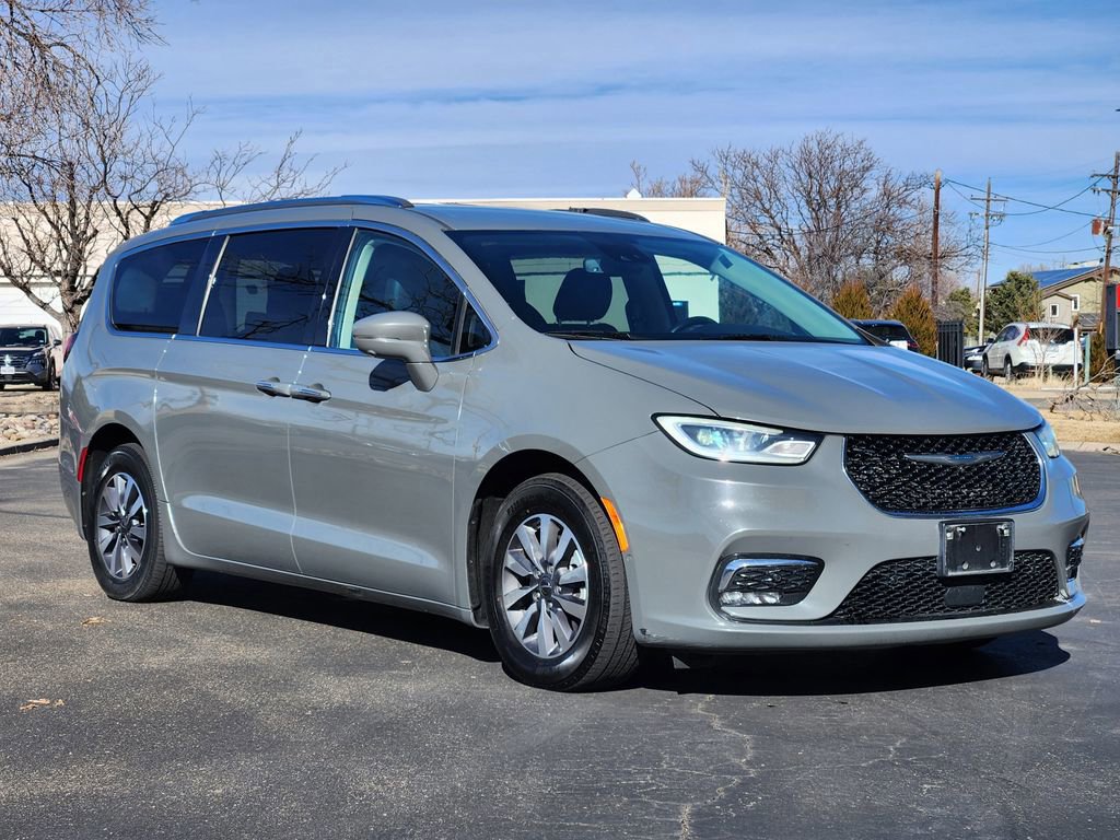 Used 2021 Chrysler Pacifica Touring-L image 3