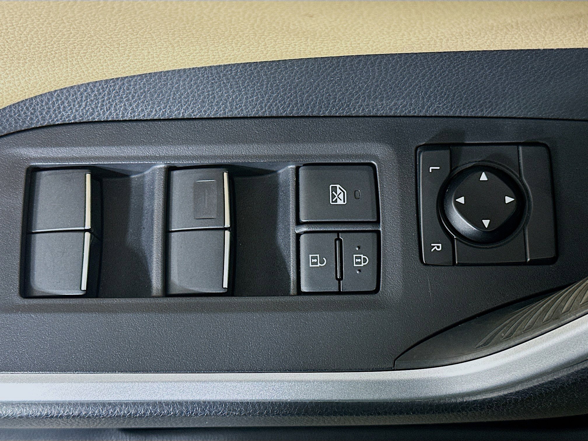 Used 2019 Toyota RAV4 Limited image 15