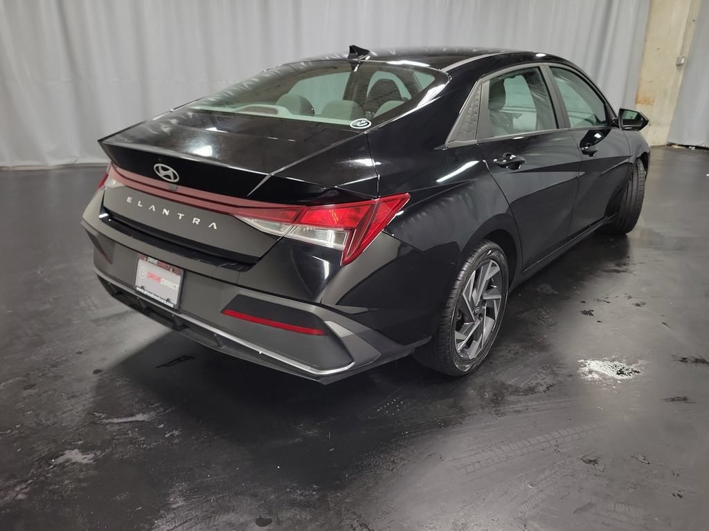 Used 2024 Hyundai Elantra SE FWD image 8