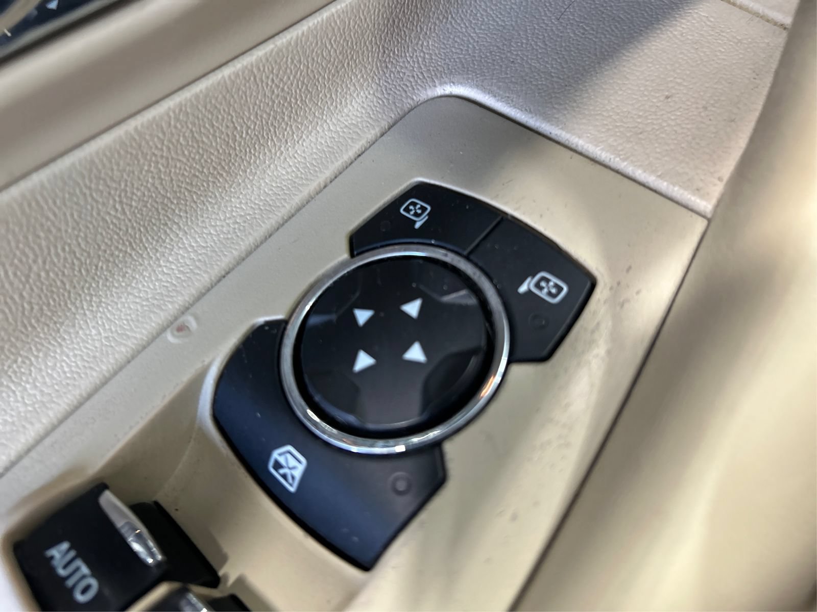 Used 2016 Ford Taurus SEL FWD image 28