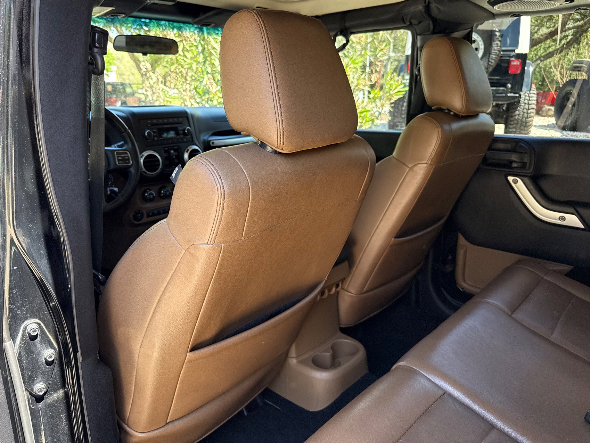 Used 2011 Jeep Wrangler Unlimited Rubicon w/ Connectivity Group image 36