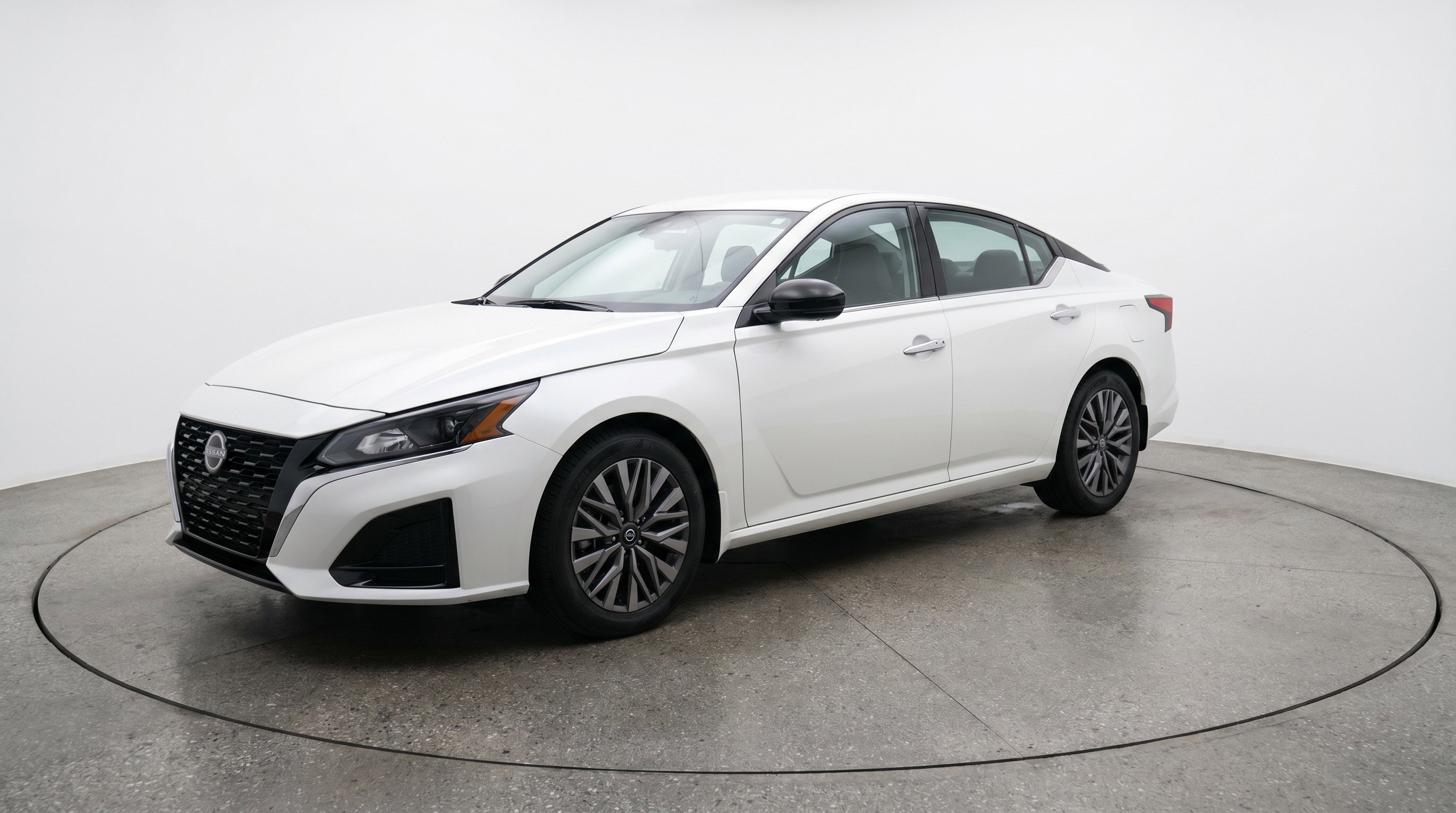 Used 2025 Nissan Altima 2.5 SV FWD image 3