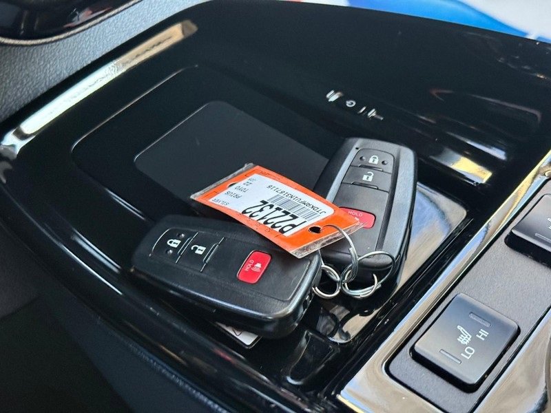 Used 2022 Toyota Prius XLE image 28