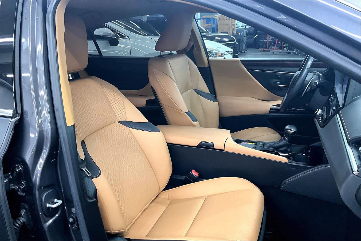 Used 2023 Lexus ES 300h w/ Premium Package FWD image 9