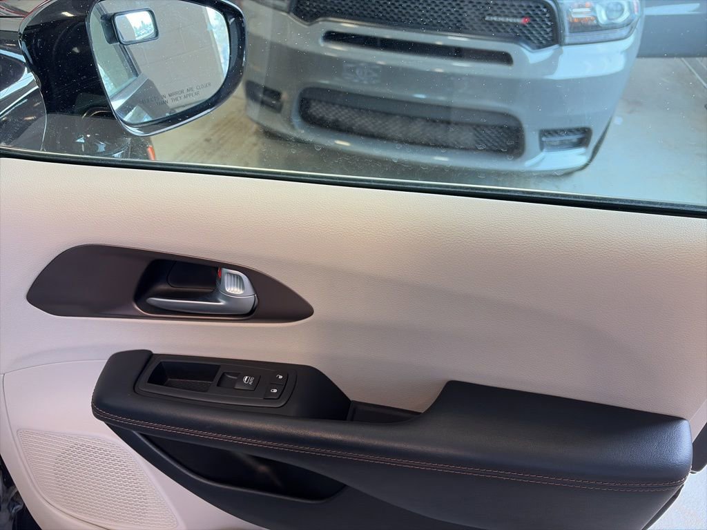 Used 2017 Chrysler Pacifica Touring-L image 22