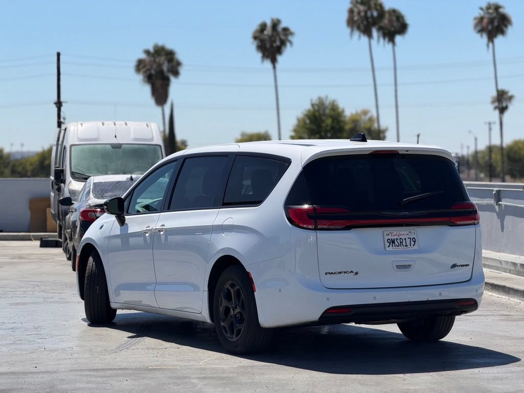 Used 2024 Chrysler Pacifica Limited FWD image 2