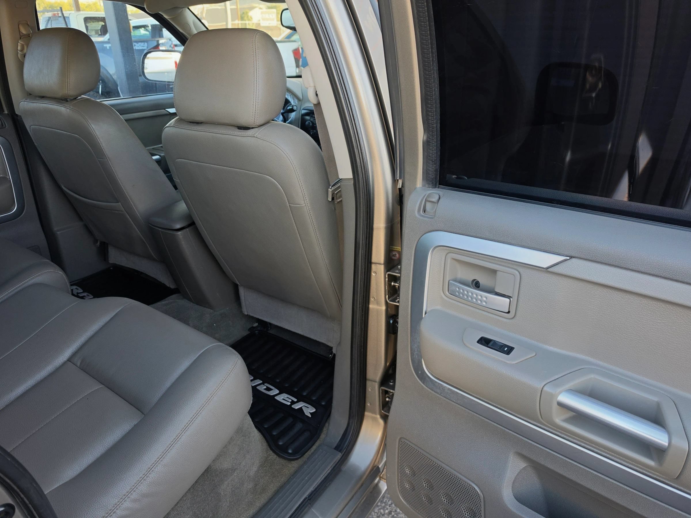 Used 2006 Mitsubishi Raider XLS AWD/4WD image 31