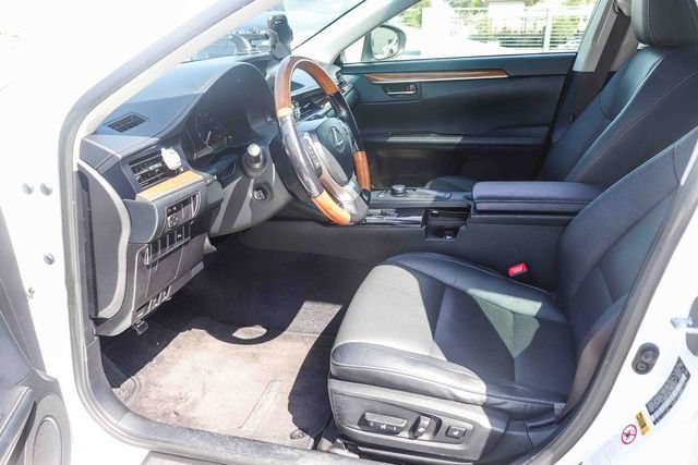 Used 2015 Lexus ES 300h w/ Premium Package w/Bamboo Trim FWD image 14