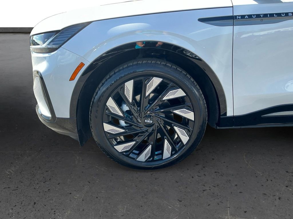 Certified 2025 Lincoln Nautilus Reserve AWD/4WD image 13