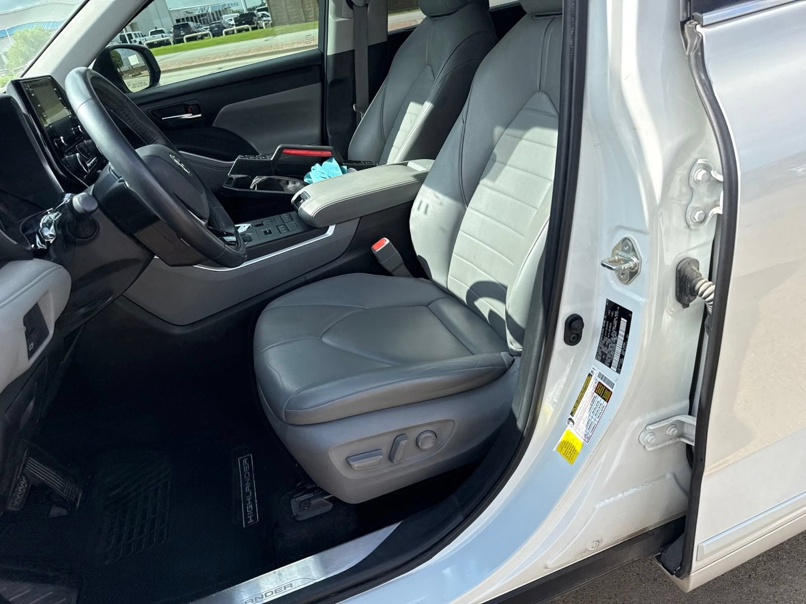 Used 2020 Toyota Highlander XLE AWD/4WD image 12