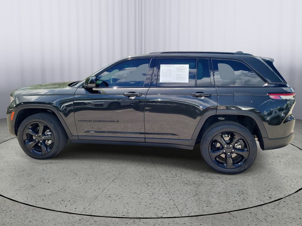 Used 2024 Jeep Grand Cherokee Limited w/ Black Appearance Package image 7