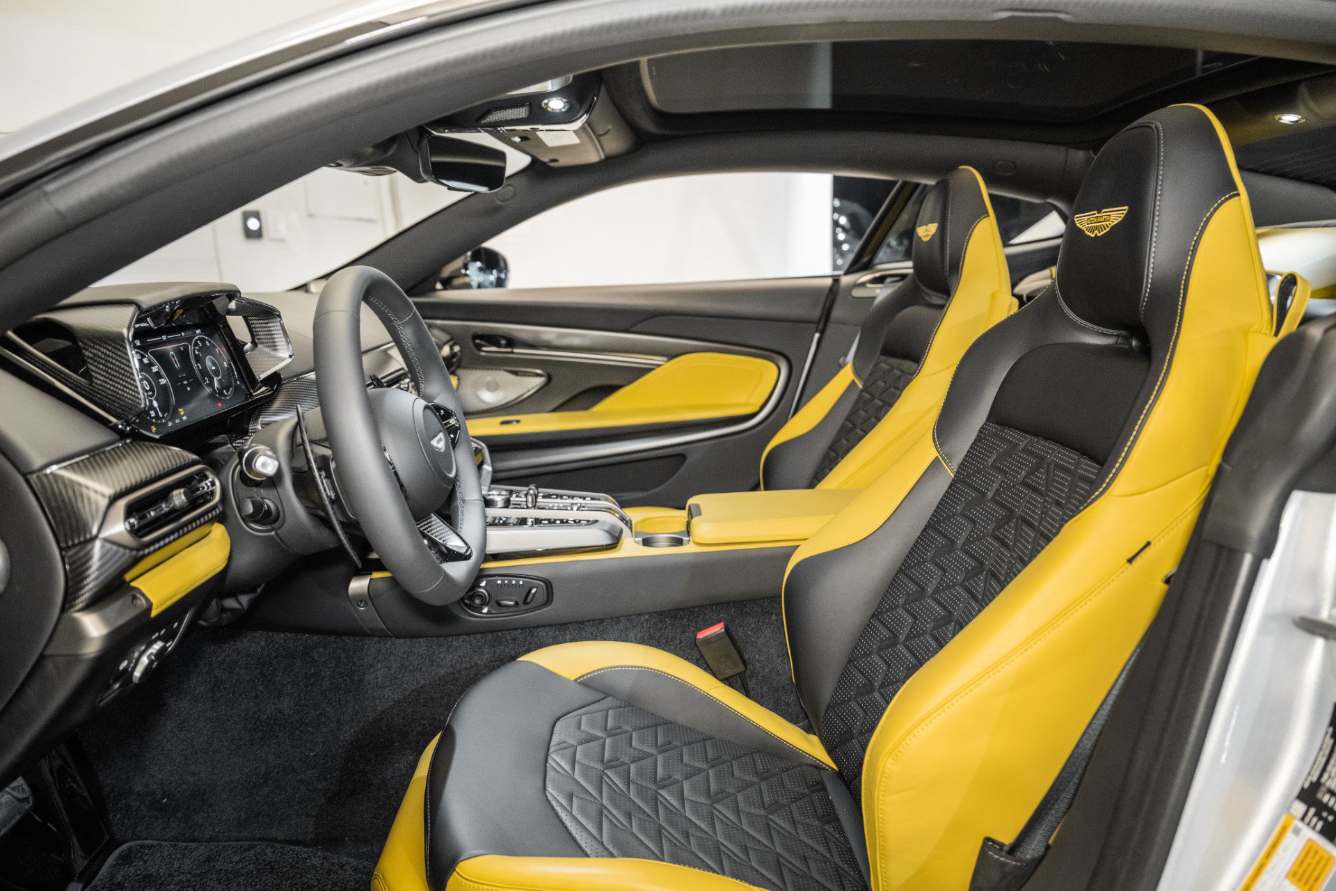 Used 2025 Aston Martin Vanquish image 13