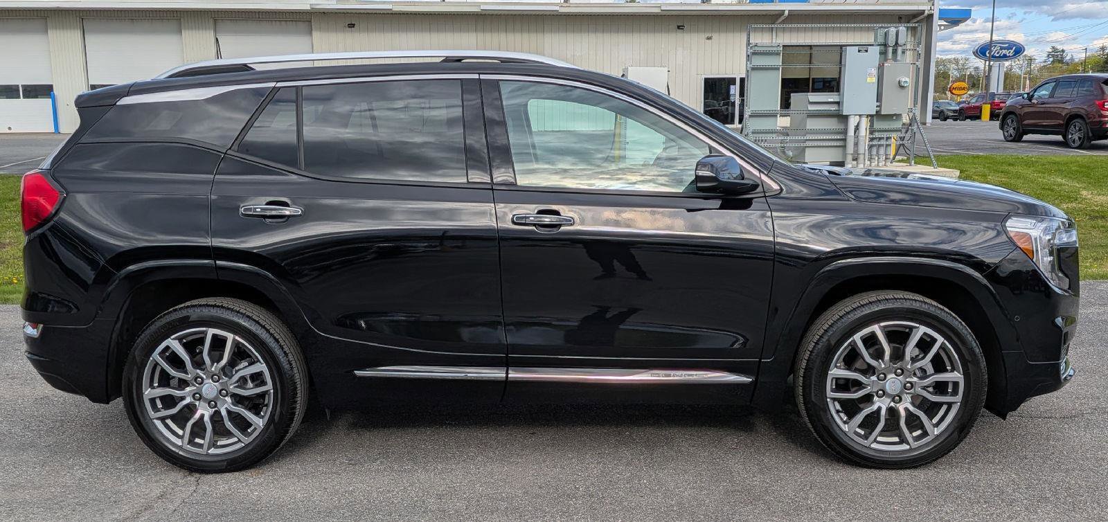 Used 2024 GMC Terrain Denali w/ Denali Premium Package AWD/4WD image 6