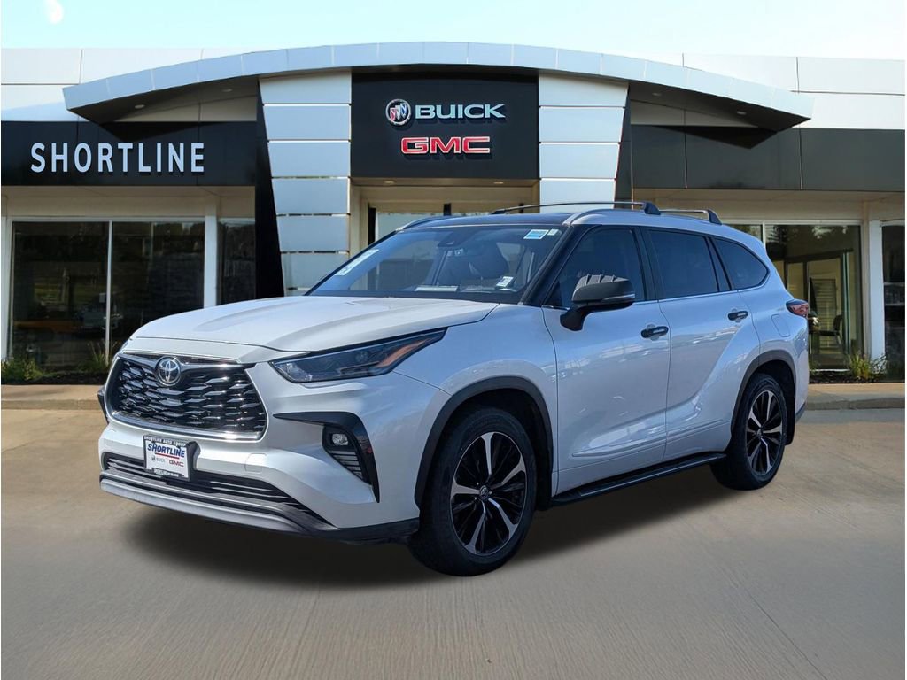 Used 2022 Toyota Highlander XLE AWD/4WD image 7