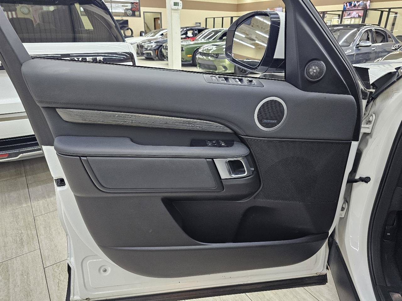 Used 2018 Land Rover Discovery HSE AWD/4WD image 41