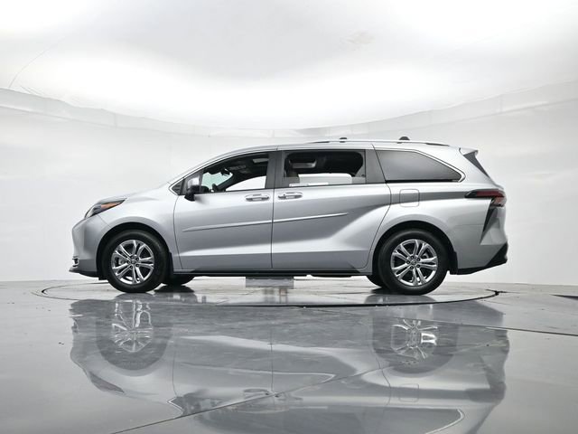 Used 2024 Toyota Sienna Platinum image 39