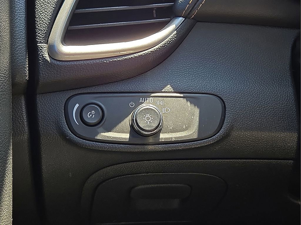 Used 2021 Chevrolet Trax LT w/ LT Convenience Package AWD/4WD image 23