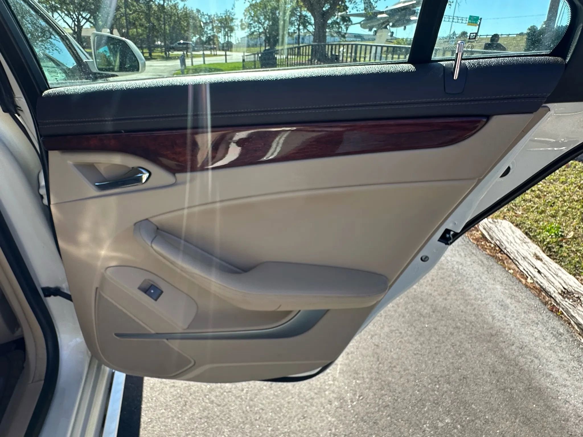 Used 2011 Cadillac CTS Luxury RWD image 25