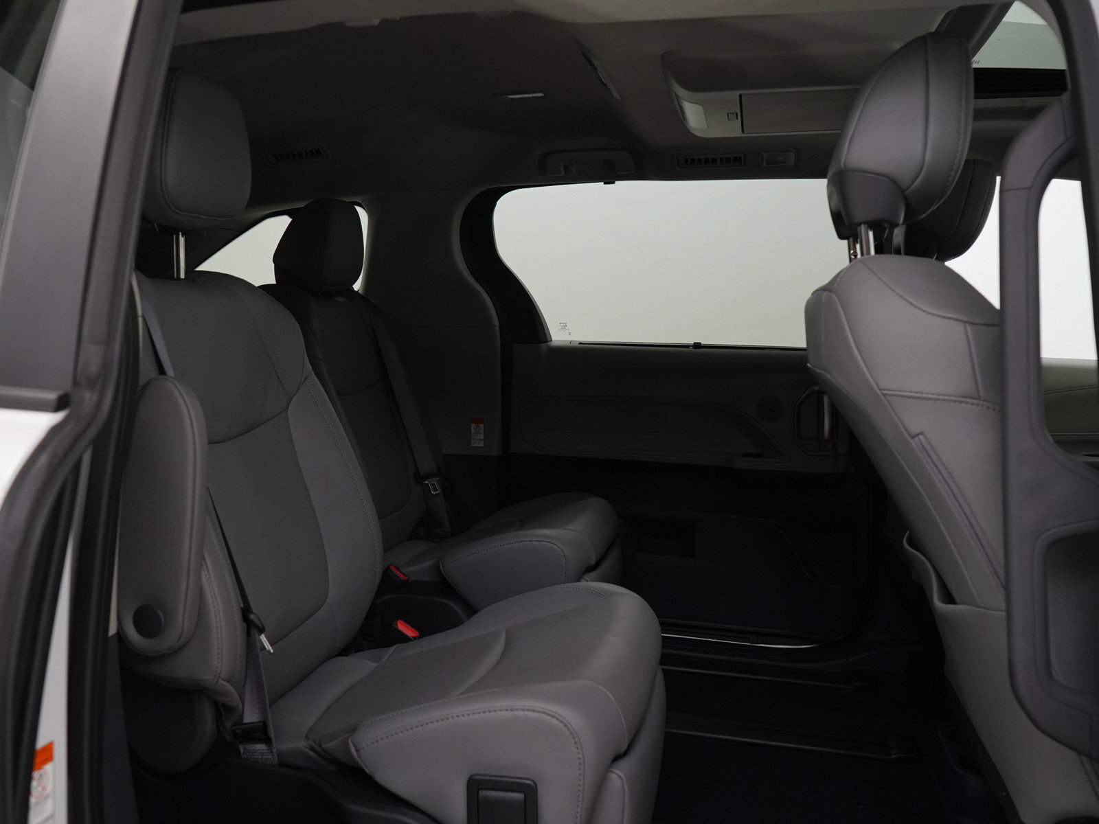 Used 2024 Toyota Sienna Limited image 11