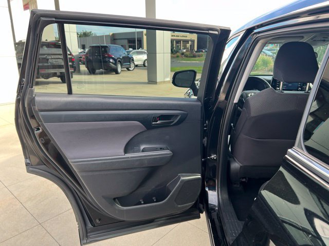 Used 2021 Toyota Highlander LE AWD/4WD image 29