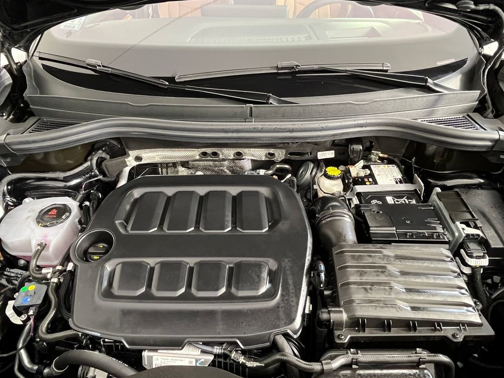 Used 2025 Volkswagen Tiguan SEL R-Line image 15