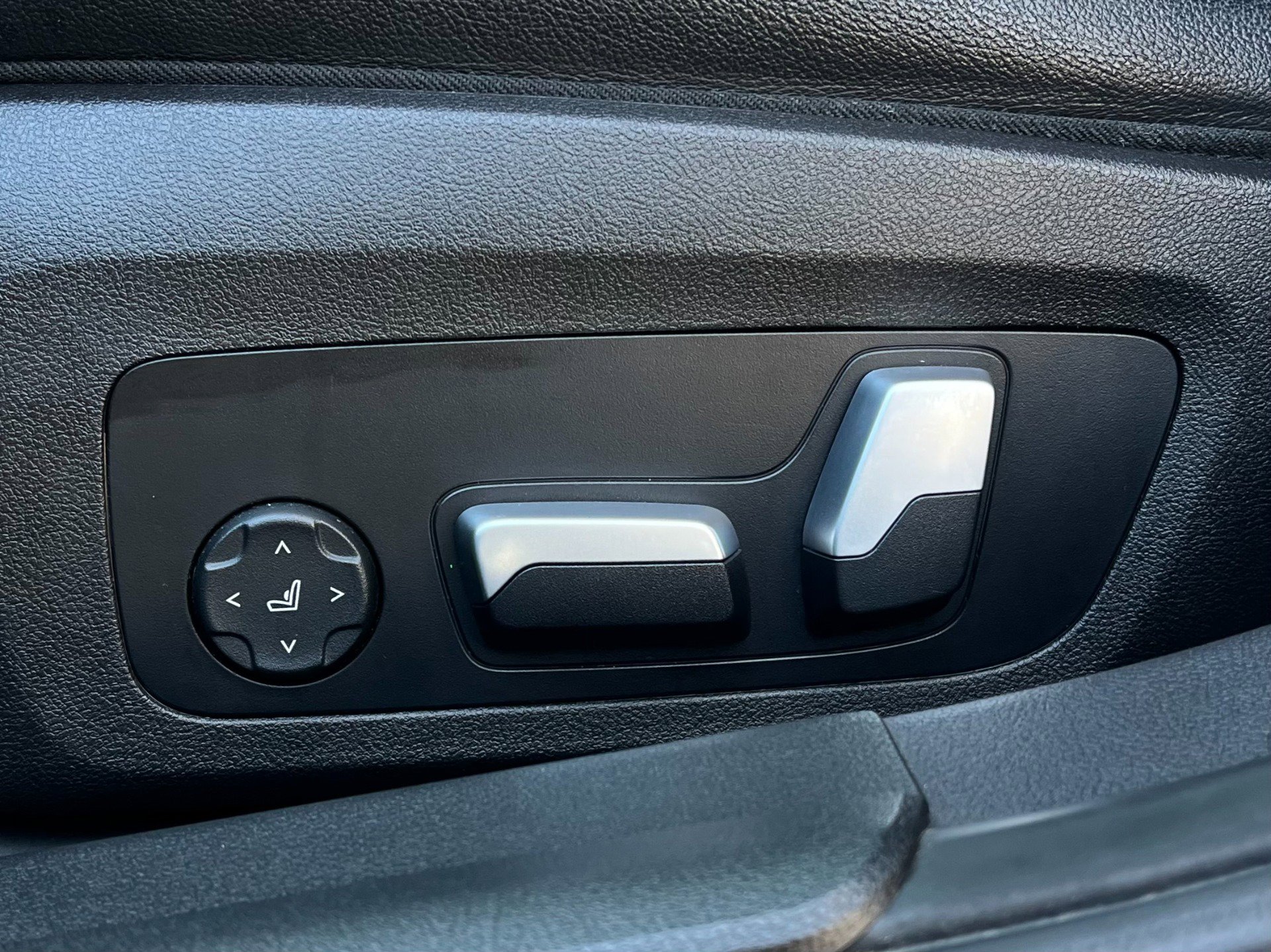 Used 2024 BMW 330i xDrive Sedan w/ Premium Package image 53