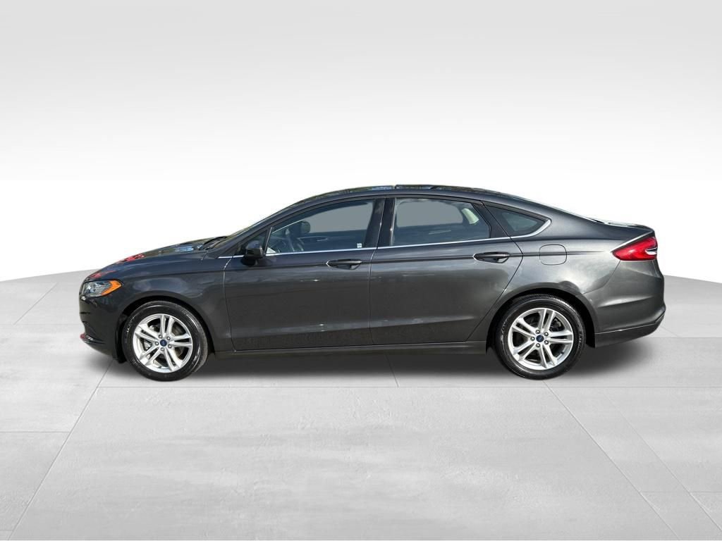 Used 2018 Ford Fusion SE w/ Fusion SE Technology Package image 2