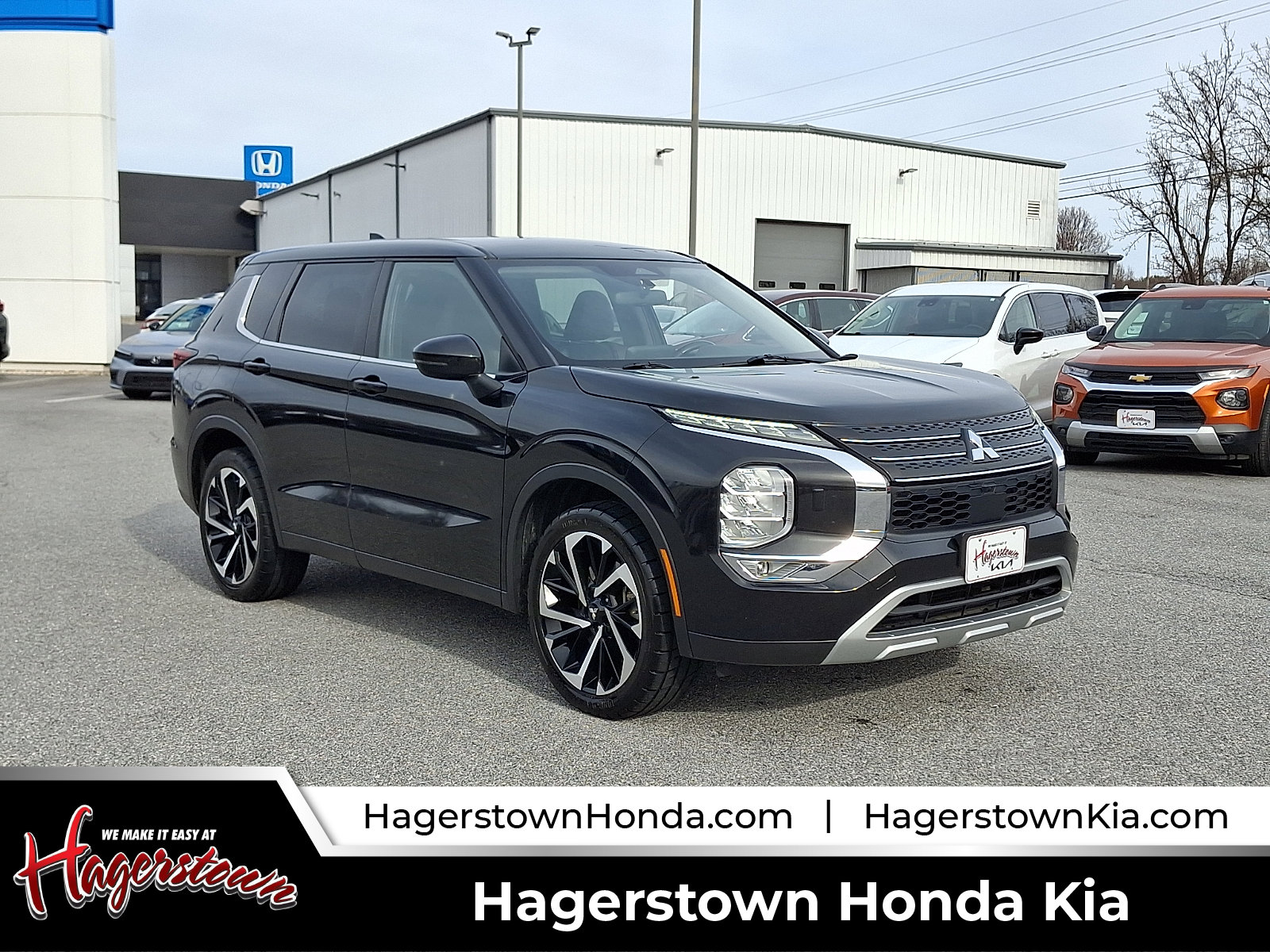 Used 2023 Mitsubishi Outlander SE image 1