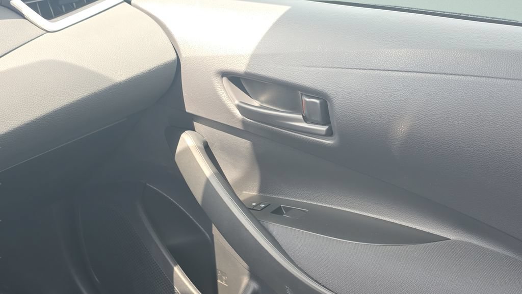 Used 2022 Toyota Corolla LE FWD image 13