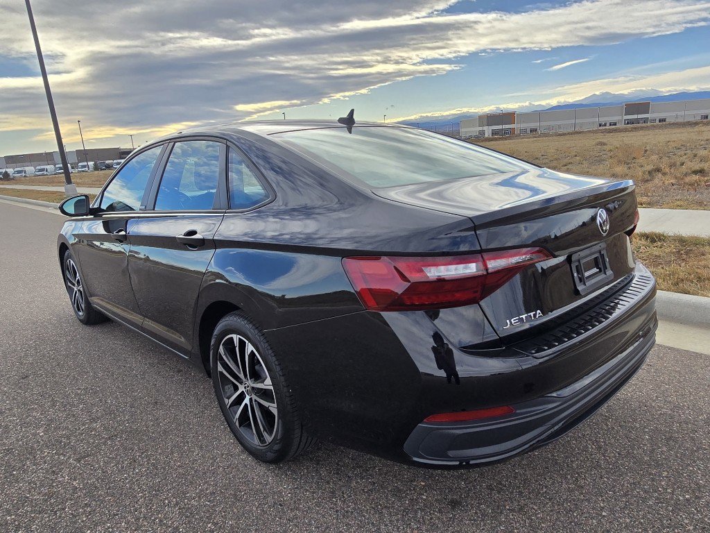 Used 2023 Volkswagen Jetta Sport image 3