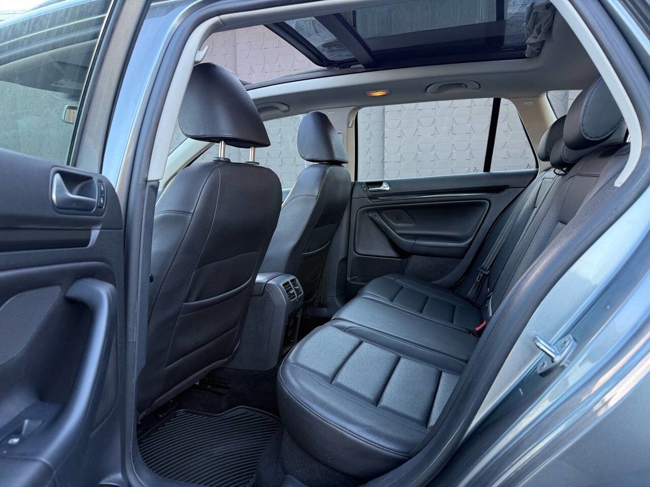 Used 2010 Volkswagen Jetta TDI FWD image 18